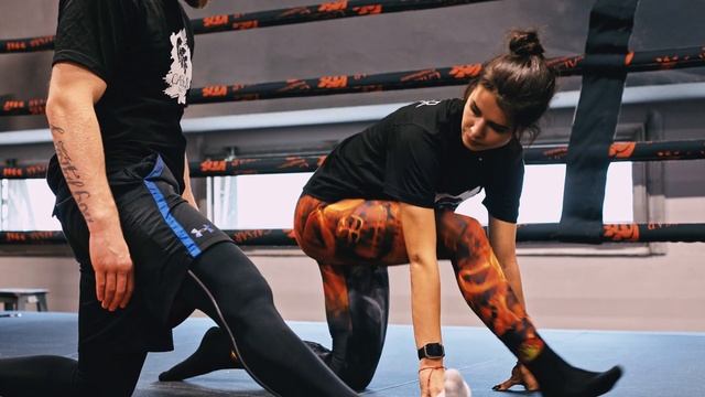 Спортивная растяжка для профессиональных спортсменов. Упражнения в зале единоборств "Цезарь". смотреть онлайн