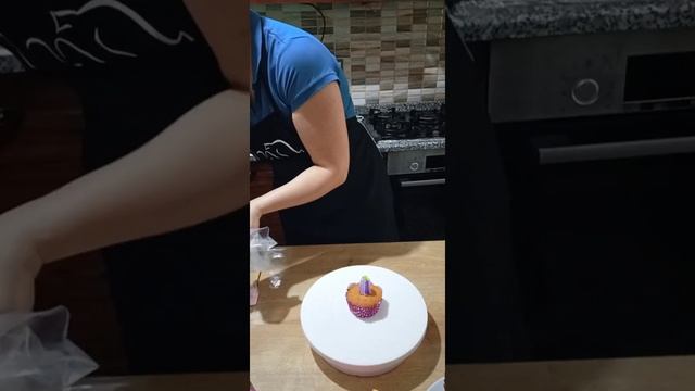 УКРАШАЮ КЕКСЫ НАСАДКАМИ ТЮЛЬПАН | РЕЦЕПТ КРЕМА ПОДРОБНО смотреть онлайн