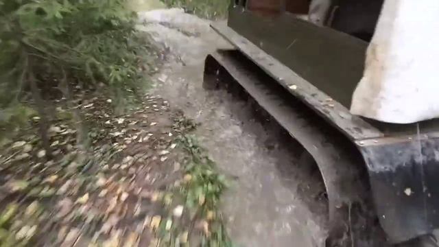 Гусеничный вездеход "Бархан" лесная дорога, грязь. смотреть онлайн