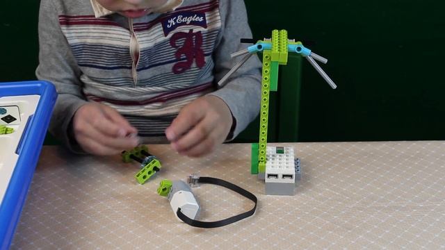 Собираем комара из Lego WeDo 2.0 смотреть онлайн