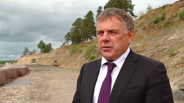 Дамбу в Ангарске строят с помощью спецтехники и вручную