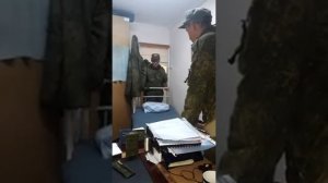 РЖАКА СМЕШНАЯ , АРМЕЙСКИЕ БУДНИ , КАК ДВА СОЛДАТА КОМБАТУ КРОВАТЬ В КАНЦЕЛЯРИЮ ЗАТАСКИВАЛИ .