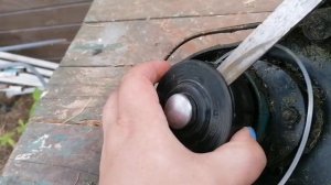как открыть катушку чтобы поменять леску на аккумуляторном триммере