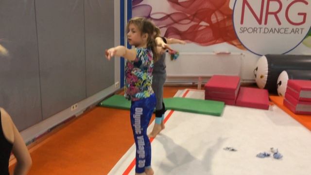 Стойка на руках у стены через два шпагата. Подводящий элемент к перевороту вперед. смотреть онлайн