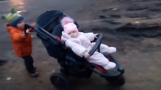 Братик Катает сестрёнку Русик&Лерочка Прогулка Семья маленькие детки baby смотреть онлайн