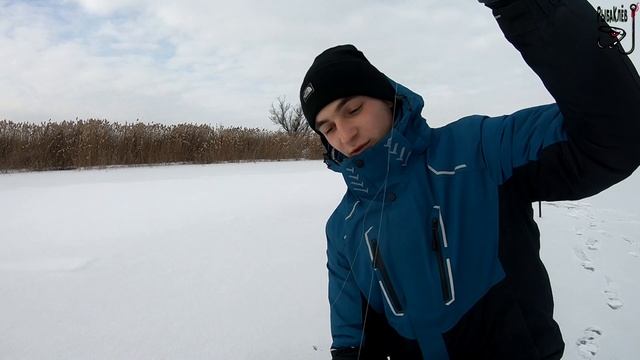 ЗИМНЯЯ РЫБАЛКА. УДАР ПО БЕЗМОТЫЛКЕ. Первый опыт. смотреть онлайн