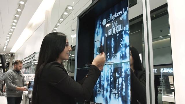 SUNGLASS HUT | STORE MANAGER смотреть онлайн