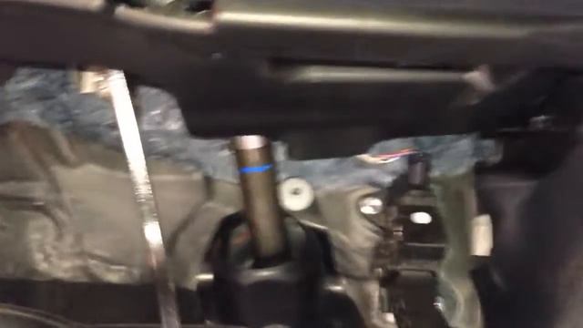 Toyota Corolla  стучит пластиковая крышка