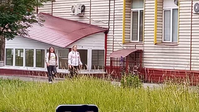 кто это, они идут за нами и снимают свой тупой лайк смотреть онлайн