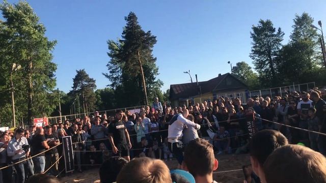 Стрелка Тверь. Мужик победил в одну калитку смотреть онлайн