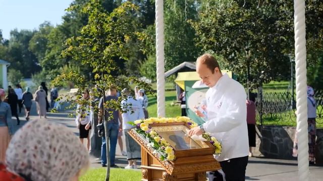 Руководители кинокомпании «Союз Маринс Групп» передали в дар обители икону смотреть онлайн