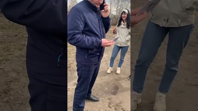 Человек в гражданской форме из органов УМВД передаёт паспортные данные посторонним людям по телеф. смотреть онлайн