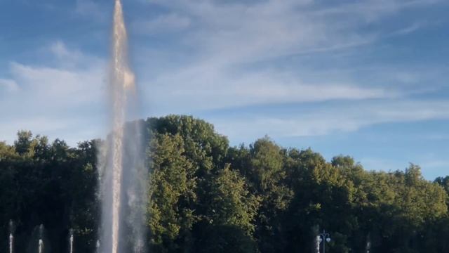 Минск Беларусь, музыкальный фонтан на реке Свислочь, около парка Янки Купалы, август 2022 смотреть онлайн
