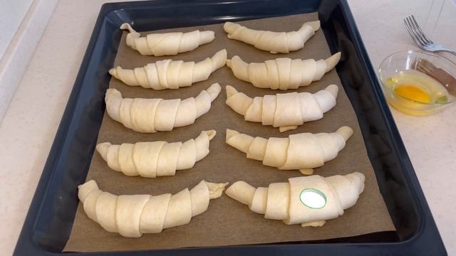 Вкусные КРУАССАНЫ из готового слоеного теста. Рецепт круассанов. Круассаны. смотреть онлайн
