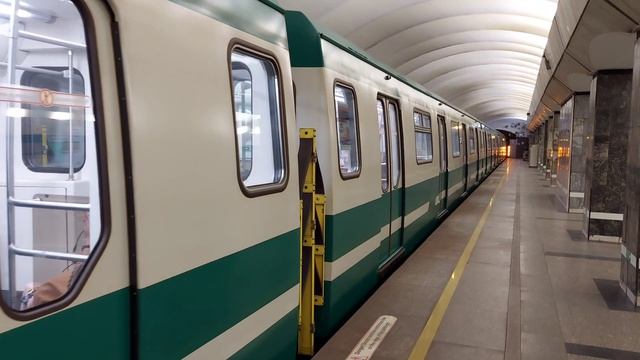 Электропоезд Юбилейный на станции Приморская смотреть онлайн