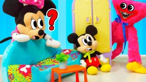 Маленький мышонок не боится Киси Миси!  Видео для детей про игрушки Микки Маус на русском языке