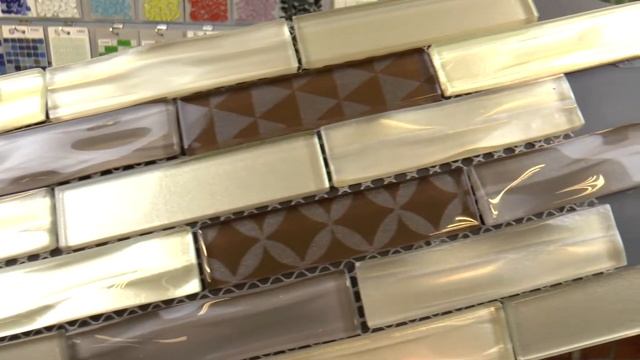 Бежевая стеклянная мозаика кирпичной кладкой