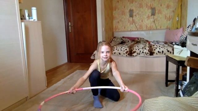 Трюк: Прыжок с обручем "Касаясь" в кольцо - Художественная гимнастика смотреть онлайн