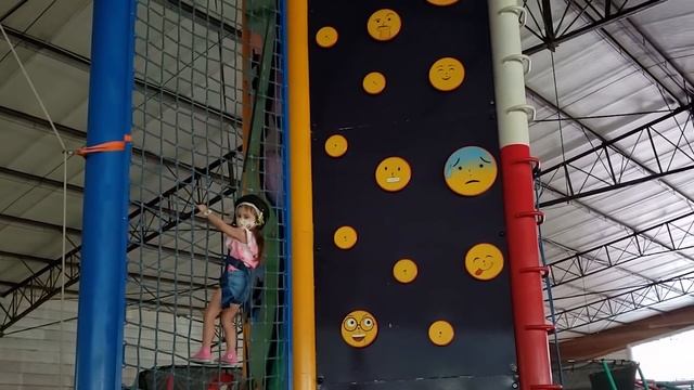 PARQUE COM ANIMATRÔNICOS DE FIVE NIGHTS AT FREDDY´S - MONGO E DRONGO EM FIVE NIGHTS AT CANDY'S 3 смотреть онлайн