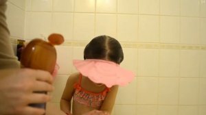 ➤ Майя моет голову с козырьком и без слез с шампунем Frozen Anna.