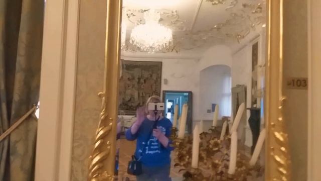 Зал для церемоний или портретная . Потолок и камин в зале это шедевр .? смотреть онлайн