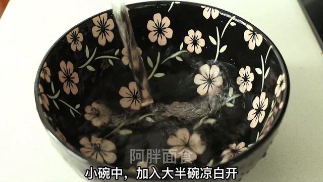 3元钱买150克香椿，不炒鸡蛋，不油炸，老做法教给你，太下饭了【阿胖面食】 смотреть онлайн
