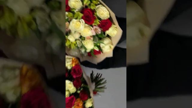 Букет из эквадорских роз микс и альстромерий микс - L смотреть онлайн