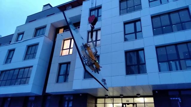 Подъем стеклопакета на 5й этаж при помощи крана смотреть онлайн
