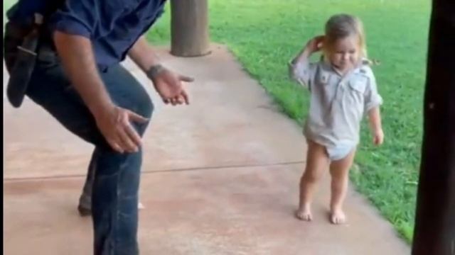 2-Year-Old Casually Drags Python Across Garden In Insane Video || Scoop News смотреть онлайн