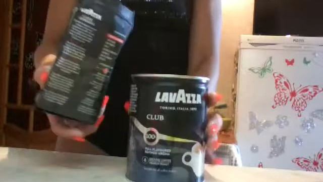 Кофе натуральный, Lavazza. Italia. Пересыпаю в железную баночку, так удобнее оттуда доставать. смотреть онлайн