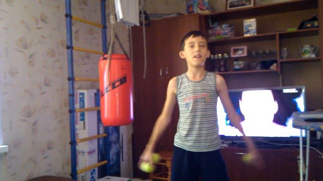 Прикольный жонглер смотреть онлайн