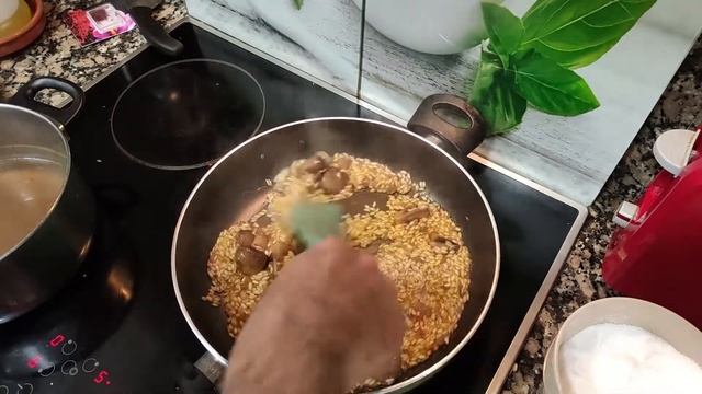 HOW TO DO A PORTOBELLO MUSHROOM AND SAFFRON RISOTTO | RAFFY- YOUR MEDITERRANEAN CHEF смотреть онлайн