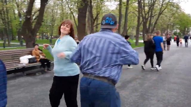 МЫ С ТОБОЮ ВСТРЕТИЛИСЬ ПОСРЕДИНЕ ЛЕТА... смотреть онлайн