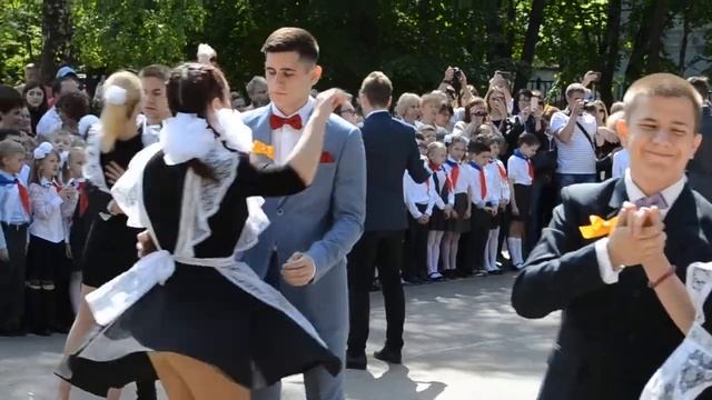Последний звонок 2018. Вальс выпускников смотреть онлайн