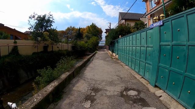 Камень с ручкой и бомбардировка хурмой, ул.Свирская в октябре!?ЛАЗАРЕВСКОЕ СЕГОДНЯ?СОЧИ. смотреть онлайн