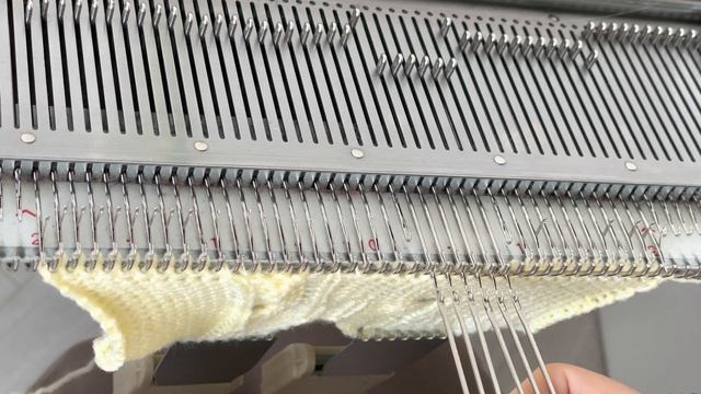 Машинное вязание - КОСЫ || machine knitting смотреть онлайн