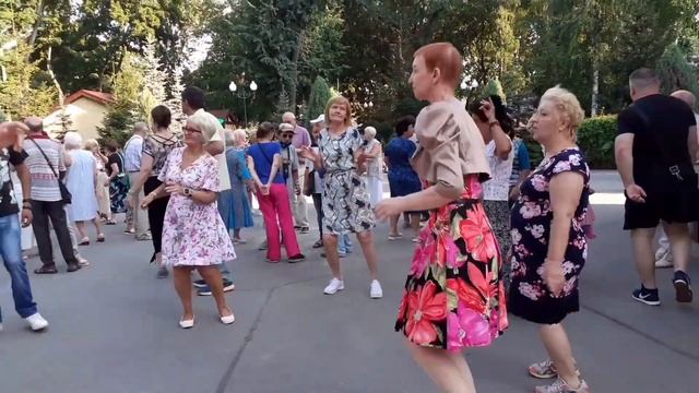 РОЗЫ ДЛЯ ТЕБЯ! СЧАСТЛИВЫЕ МОМЕНТЫ ИЗ ПАРКА ГОРЬКОГО ХАРЬКОВ ТАНЦЫ смотреть онлайн