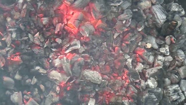 Огонь и пламя. Горят дрова в мангале (часть 3) Готовые угли. смотреть онлайн