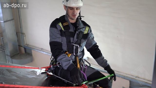 Занятие №56 Вывешивание через острый край скатной крыши с протектором. смотреть онлайн