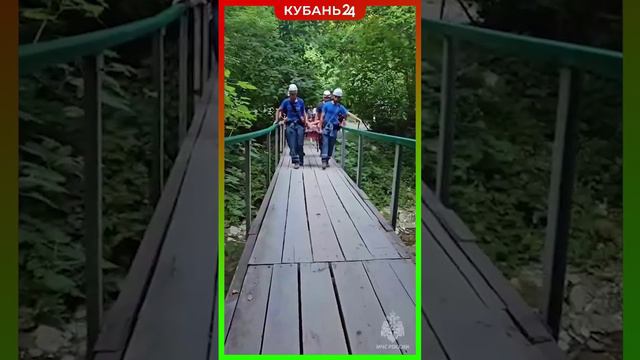 Повредившую ногу бабушку вынесли на носилках из ущелья в Сочи смотреть онлайн