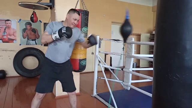 Бокс,тренировка,пневмогруша на растяжках... смотреть онлайн