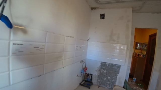 Реальные КАБАНЫ, фартук на кухне!А нужны ли декоры!?Работа с потолочным багетом! смотреть онлайн