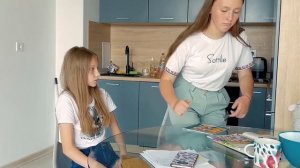 НАПАЛА с НОЖОМ на СЕСТРУ. Маме ВСЕ РАВНО на дочь Что ШКОЛЬНИЦА себе позволяет Она фанатка Леди Диан