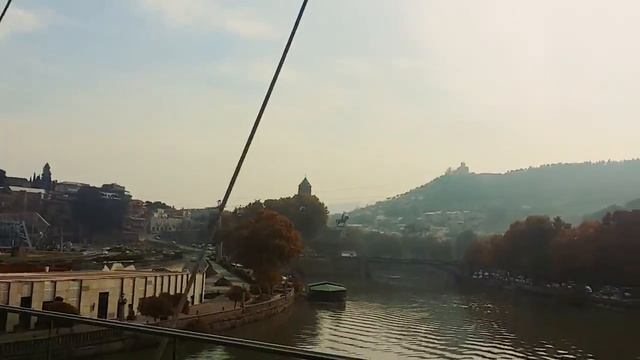 Прогулка по стеклянному Мосту Мира в Тбилиси через реку Кура 2016 11 10 смотреть онлайн