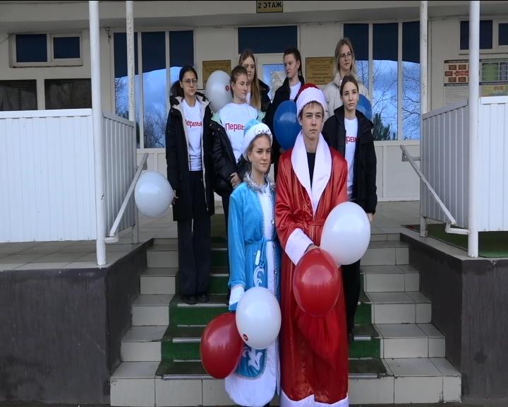 Активисты Движения первых поздравили медработников Шовгеновской ЦРБ смотреть онлайн