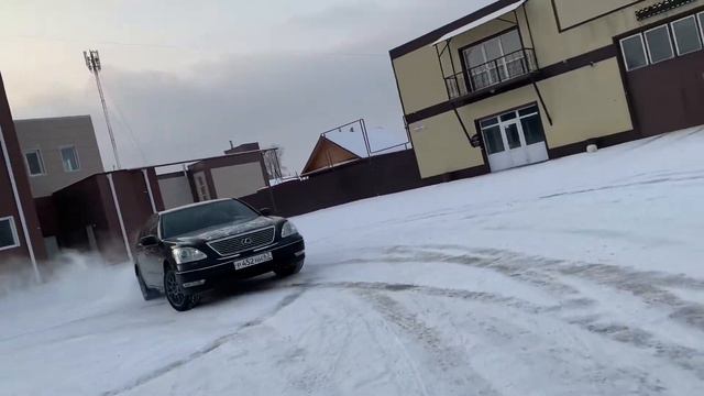 Lexus LS430 “CELSIOR” Snow Drift