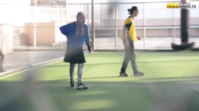 The professional sportswoman plays soccer смотреть онлайн