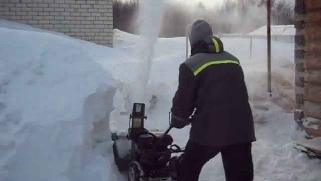 Чистка двора снегоуборщиком SMI-163 старого образца. смотреть онлайн