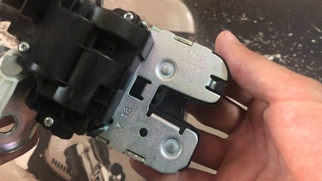 8R0827505A Замок багажника VW Skoda Audi Seat