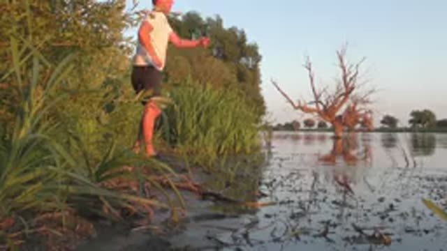 Взял с собой рыбачку и наловил Ловля сазана на жмых смотреть онлайн